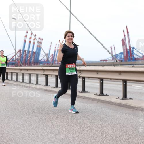 03.10.2025 - Köhlbrandbrückenlauf Lena Gebhardt http://msf.ph/oto/9132002 03.10.2025 16:09:10 Position 2 8408 meine-sportfotos.de