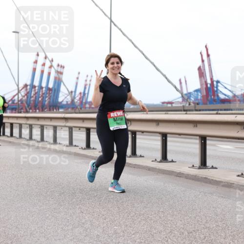03.10.2025 - Köhlbrandbrückenlauf Lena Gebhardt http://msf.ph/oto/9132006 03.10.2025 16:09:10 Position 2 8403 meine-sportfotos.de