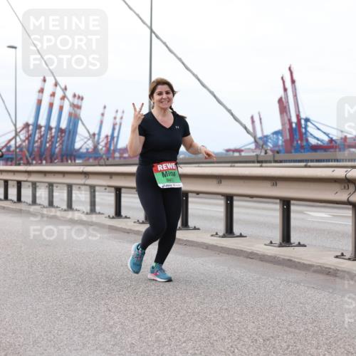 03.10.2025 - Köhlbrandbrückenlauf Lena Gebhardt http://msf.ph/oto/9132010 03.10.2025 16:09:10 Position 2 8403 meine-sportfotos.de
