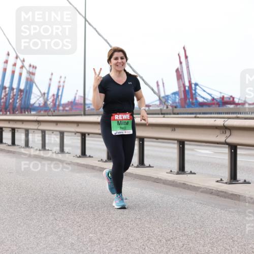 03.10.2025 - Köhlbrandbrückenlauf Lena Gebhardt http://msf.ph/oto/9132014 03.10.2025 16:09:10 Position 2 8403 meine-sportfotos.de