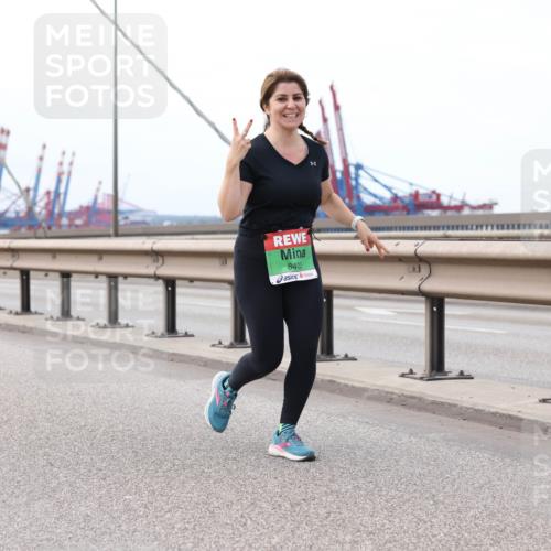 03.10.2025 - Köhlbrandbrückenlauf Lena Gebhardt http://msf.ph/oto/9132021 03.10.2025 16:09:10 Position 2 8403 meine-sportfotos.de