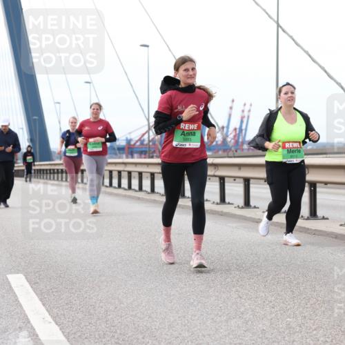 03.10.2025 - Köhlbrandbrückenlauf Lena Gebhardt http://msf.ph/oto/9132032 03.10.2025 16:09:14 Position 2 11, 8893, 8512 meine-sportfotos.de