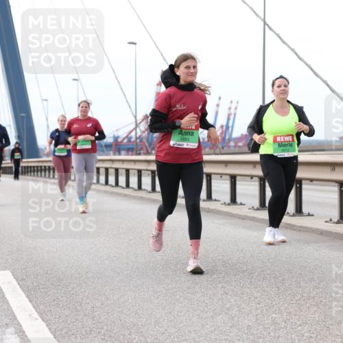 03.10.2025 - Köhlbrandbrückenlauf Lena Gebhardt http://msf.ph/oto/9132040 03.10.2025 16:09:14 Position 2 8893, 8512 meine-sportfotos.de