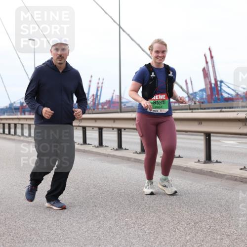 03.10.2025 - Köhlbrandbrückenlauf Lena Gebhardt http://msf.ph/oto/9132090 03.10.2025 16:09:19 Position 2 8664 meine-sportfotos.de