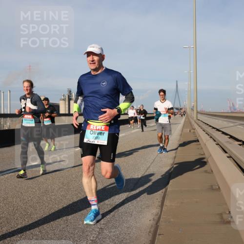 03.10.2025 - Köhlbrandbrückenlauf Lena Gebhardt http://msf.ph/oto/9132094 03.10.2025 09:50:19 Position 2 3278, 3300 meine-sportfotos.de