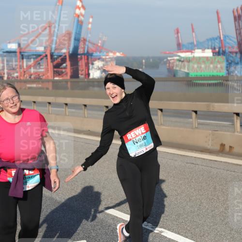 03.10.2025 - Köhlbrandbrückenlauf Yannick Fuchs http://msf.ph/oto/9132098 03.10.2025 09:04:02 Position 2 40, 55, 2662 meine-sportfotos.de
