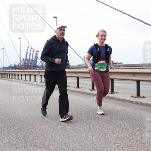 03.10.2025 - Köhlbrandbrückenlauf Lena Gebhardt http://msf.ph/oto/9132109 03.10.2025 16:09:20 Position 2 8664 meine-sportfotos.de