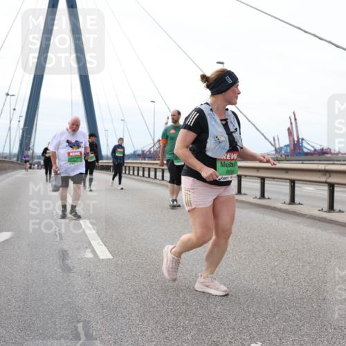 03.10.2025 - Köhlbrandbrückenlauf Lena Gebhardt http://msf.ph/oto/9132135 03.10.2025 16:09:33 Position 2 8686 meine-sportfotos.de