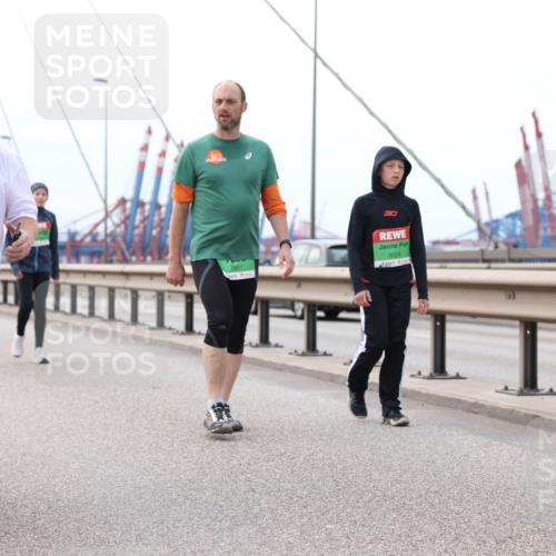 03.10.2025 - Köhlbrandbrückenlauf Lena Gebhardt http://msf.ph/oto/9132144 03.10.2025 16:09:34 Position 2 8538, 8024, 7951 meine-sportfotos.de