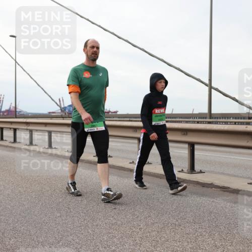 03.10.2025 - Köhlbrandbrückenlauf Lena Gebhardt http://msf.ph/oto/9132153 03.10.2025 16:09:37 Position 2 7951, 8024 meine-sportfotos.de