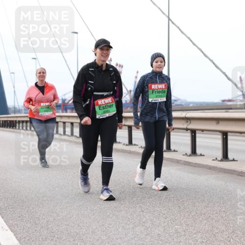 03.10.2025 - Köhlbrandbrückenlauf Lena Gebhardt http://msf.ph/oto/9132154 03.10.2025 16:09:38 Position 2 8723, 8724 meine-sportfotos.de