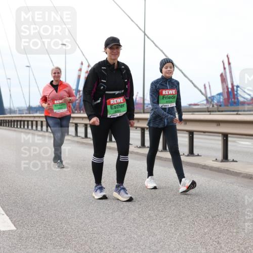 03.10.2025 - Köhlbrandbrückenlauf Lena Gebhardt http://msf.ph/oto/9132158 03.10.2025 16:09:39 Position 2 8723, 8724 meine-sportfotos.de
