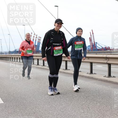 03.10.2025 - Köhlbrandbrückenlauf Lena Gebhardt http://msf.ph/oto/9132161 03.10.2025 16:09:39 Position 2 8723, 8724, 111 meine-sportfotos.de