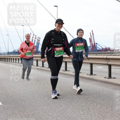 03.10.2025 - Köhlbrandbrückenlauf Lena Gebhardt http://msf.ph/oto/9132164 03.10.2025 16:09:39 Position 2 8723, 8724 meine-sportfotos.de