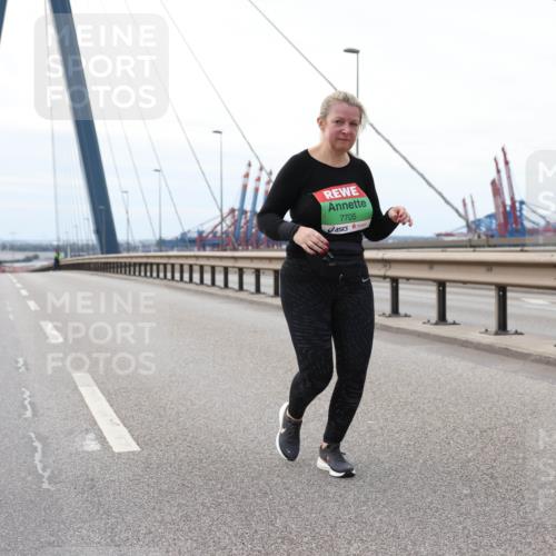 03.10.2025 - Köhlbrandbrückenlauf Lena Gebhardt http://msf.ph/oto/9132197 03.10.2025 16:09:42 Position 2 7705 meine-sportfotos.de