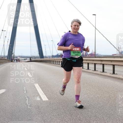 03.10.2025 - Köhlbrandbrückenlauf Lena Gebhardt http://msf.ph/oto/9132216 03.10.2025 16:09:49 Position 2 9343 meine-sportfotos.de