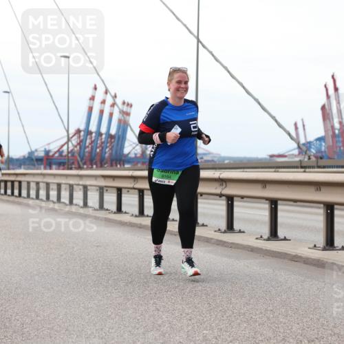 03.10.2025 - Köhlbrandbrückenlauf Lena Gebhardt http://msf.ph/oto/9132273 03.10.2025 16:10:26 Position 2 8164 meine-sportfotos.de