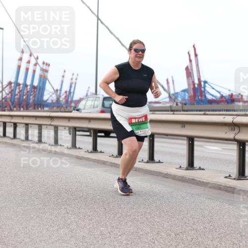 03.10.2025 - Köhlbrandbrückenlauf Lena Gebhardt http://msf.ph/oto/9132308 03.10.2025 16:10:31 Position 2 8361 meine-sportfotos.de