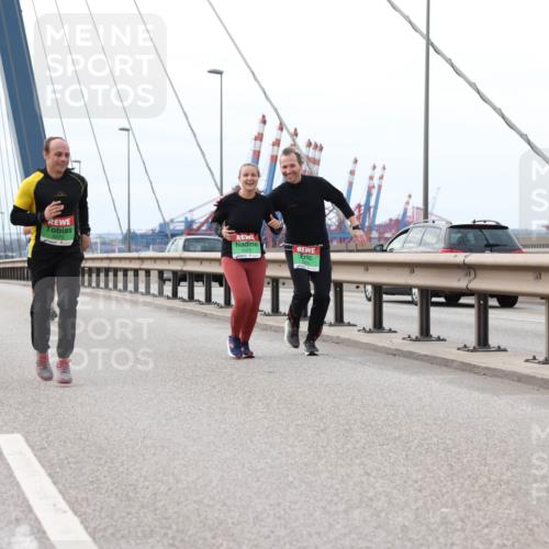 03.10.2025 - Köhlbrandbrückenlauf Lena Gebhardt http://msf.ph/oto/9132319 03.10.2025 16:10:32 Position 2  meine-sportfotos.de