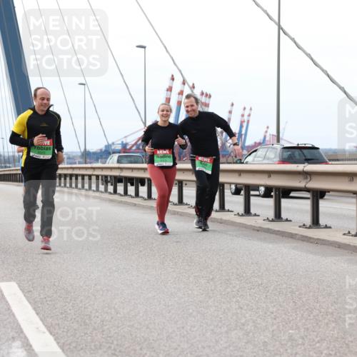 03.10.2025 - Köhlbrandbrückenlauf Lena Gebhardt http://msf.ph/oto/9132323 03.10.2025 16:10:32 Position 2 9375 meine-sportfotos.de
