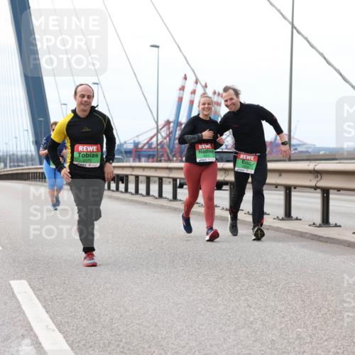 03.10.2025 - Köhlbrandbrückenlauf Lena Gebhardt http://msf.ph/oto/9132329 03.10.2025 16:10:33 Position 2 9375, 9373, 9374 meine-sportfotos.de