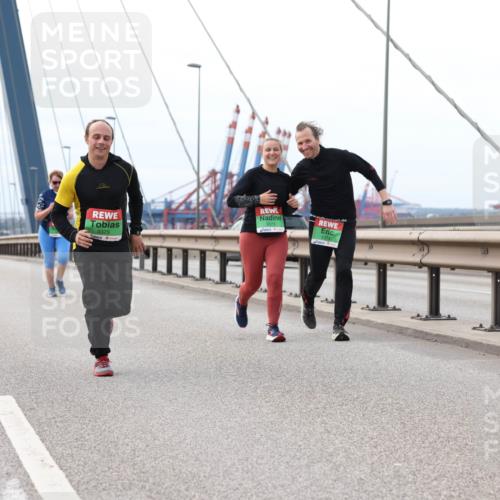 03.10.2025 - Köhlbrandbrückenlauf Lena Gebhardt http://msf.ph/oto/9132332 03.10.2025 16:10:33 Position 2 9375, 9373, 9374 meine-sportfotos.de
