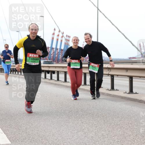 03.10.2025 - Köhlbrandbrückenlauf Lena Gebhardt http://msf.ph/oto/9132336 03.10.2025 16:10:33 Position 2 9375, 9373, 9374 meine-sportfotos.de