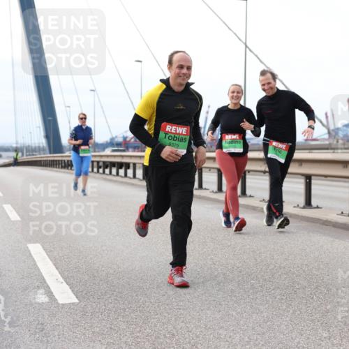 03.10.2025 - Köhlbrandbrückenlauf Lena Gebhardt http://msf.ph/oto/9132346 03.10.2025 16:10:34 Position 2 9375, 9373 meine-sportfotos.de