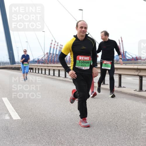 03.10.2025 - Köhlbrandbrückenlauf Lena Gebhardt http://msf.ph/oto/9132358 03.10.2025 16:10:34 Position 2 9375, 9374 meine-sportfotos.de