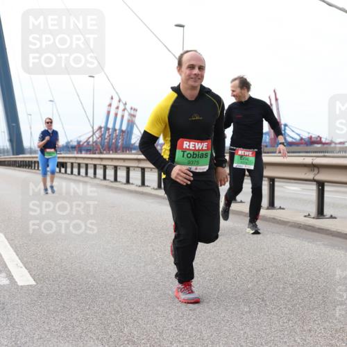 03.10.2025 - Köhlbrandbrückenlauf Lena Gebhardt http://msf.ph/oto/9132363 03.10.2025 16:10:34 Position 2 9375, 9374 meine-sportfotos.de