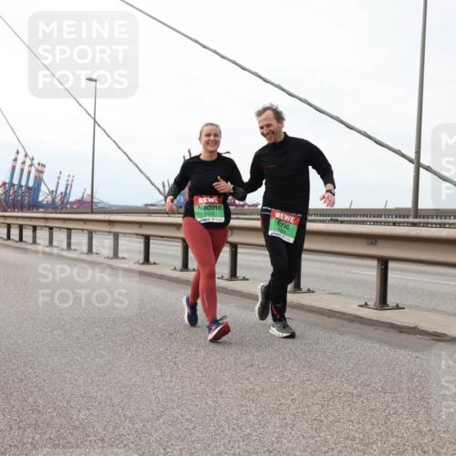03.10.2025 - Köhlbrandbrückenlauf Lena Gebhardt http://msf.ph/oto/9132370 03.10.2025 16:10:35 Position 2 9373 meine-sportfotos.de