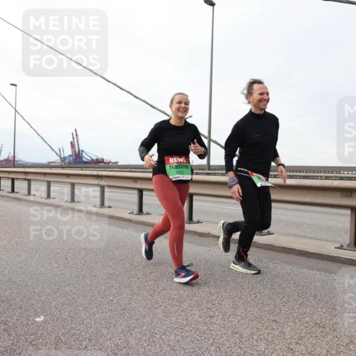 03.10.2025 - Köhlbrandbrückenlauf Lena Gebhardt http://msf.ph/oto/9132384 03.10.2025 16:10:36 Position 2 9373 meine-sportfotos.de