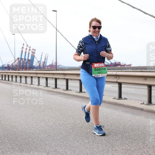 03.10.2025 - Köhlbrandbrückenlauf Lena Gebhardt http://msf.ph/oto/9132405 03.10.2025 16:10:39 Position 2 8347 meine-sportfotos.de