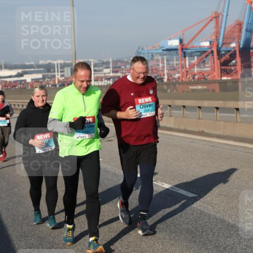03.10.2025 - Köhlbrandbrückenlauf Yannick Fuchs http://msf.ph/oto/9132454 03.10.2025 09:04:33 Position 2 3349, 2480 meine-sportfotos.de