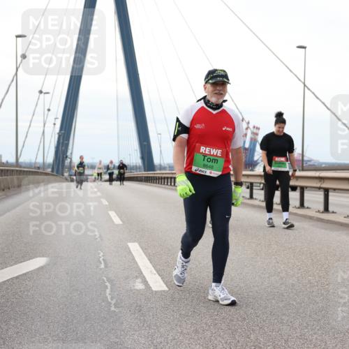 03.10.2025 - Köhlbrandbrückenlauf Lena Gebhardt http://msf.ph/oto/9132476 03.10.2025 16:11:48 Position 2 8648 meine-sportfotos.de