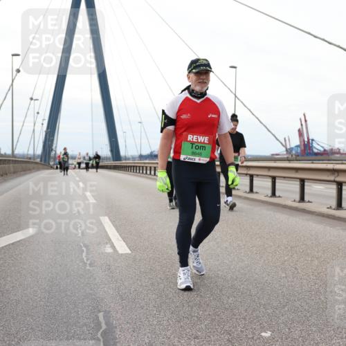 03.10.2025 - Köhlbrandbrückenlauf Lena Gebhardt http://msf.ph/oto/9132485 03.10.2025 16:11:48 Position 2 8648 meine-sportfotos.de