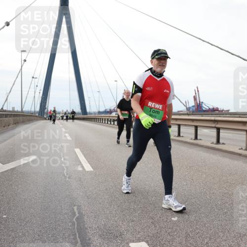 03.10.2025 - Köhlbrandbrückenlauf Lena Gebhardt http://msf.ph/oto/9132489 03.10.2025 16:11:48 Position 2 8648 meine-sportfotos.de