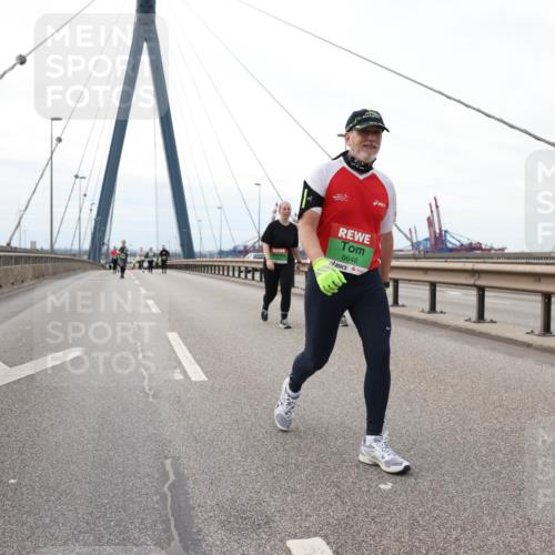 03.10.2025 - Köhlbrandbrückenlauf Lena Gebhardt http://msf.ph/oto/9132492 03.10.2025 16:11:49 Position 2 8648 meine-sportfotos.de