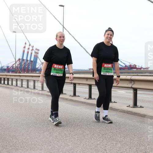 03.10.2025 - Köhlbrandbrückenlauf Lena Gebhardt http://msf.ph/oto/9132496 03.10.2025 16:11:50 Position 2 8944, 8943 meine-sportfotos.de