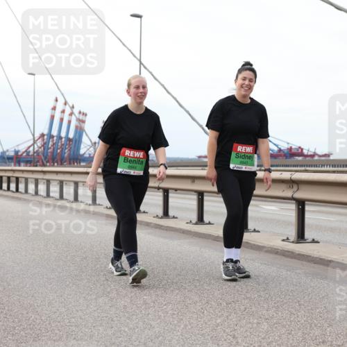 03.10.2025 - Köhlbrandbrückenlauf Lena Gebhardt http://msf.ph/oto/9132498 03.10.2025 16:11:50 Position 2 8944, 8943 meine-sportfotos.de