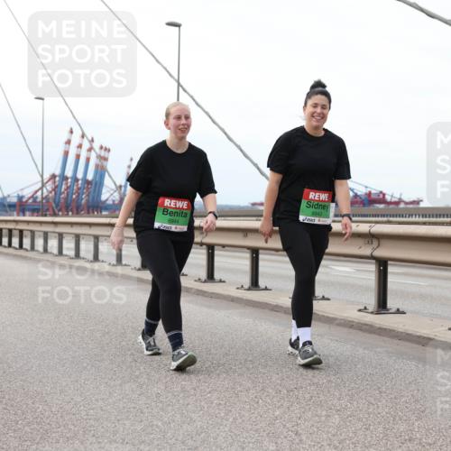 03.10.2025 - Köhlbrandbrückenlauf Lena Gebhardt http://msf.ph/oto/9132502 03.10.2025 16:11:50 Position 2 8944, 8943 meine-sportfotos.de