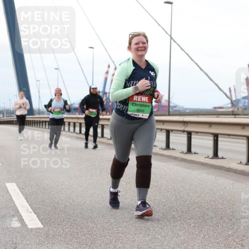 03.10.2025 - Köhlbrandbrückenlauf Lena Gebhardt http://msf.ph/oto/9132525 03.10.2025 16:11:59 Position 2 8646 meine-sportfotos.de