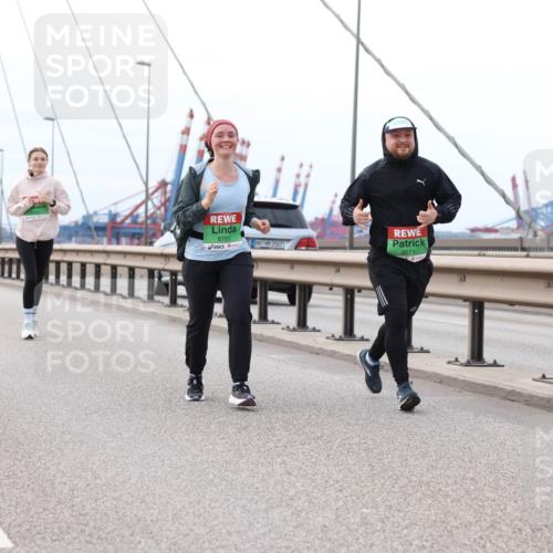 03.10.2025 - Köhlbrandbrückenlauf Lena Gebhardt http://msf.ph/oto/9132547 03.10.2025 16:12:02 Position 2 8701, 8671 meine-sportfotos.de