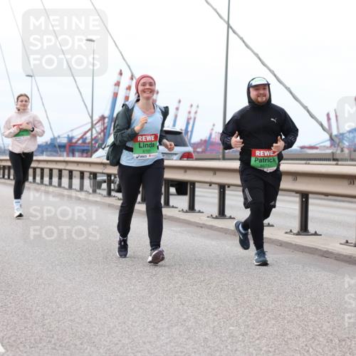 03.10.2025 - Köhlbrandbrückenlauf Lena Gebhardt http://msf.ph/oto/9132549 03.10.2025 16:12:02 Position 2 8701, 2507, 8671 meine-sportfotos.de
