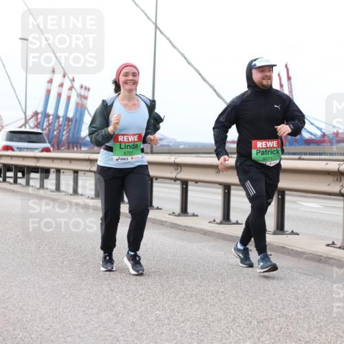 03.10.2025 - Köhlbrandbrückenlauf Lena Gebhardt http://msf.ph/oto/9132555 03.10.2025 16:12:03 Position 2 628, 8701, 8671 meine-sportfotos.de