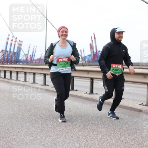 03.10.2025 - Köhlbrandbrückenlauf Lena Gebhardt http://msf.ph/oto/9132563 03.10.2025 16:12:03 Position 2 8701, 8671 meine-sportfotos.de