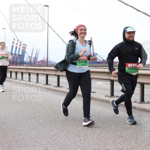 03.10.2025 - Köhlbrandbrückenlauf Lena Gebhardt http://msf.ph/oto/9132568 03.10.2025 16:12:04 Position 2 8628, 8701, 8671 meine-sportfotos.de