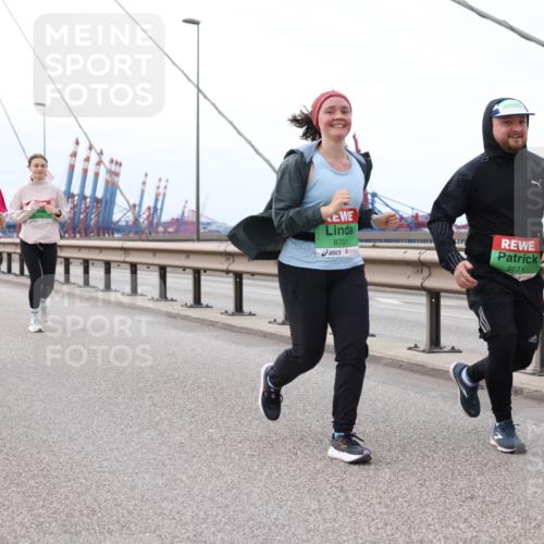 03.10.2025 - Köhlbrandbrückenlauf Lena Gebhardt http://msf.ph/oto/9132570 03.10.2025 16:12:04 Position 2 8701, 8671 meine-sportfotos.de