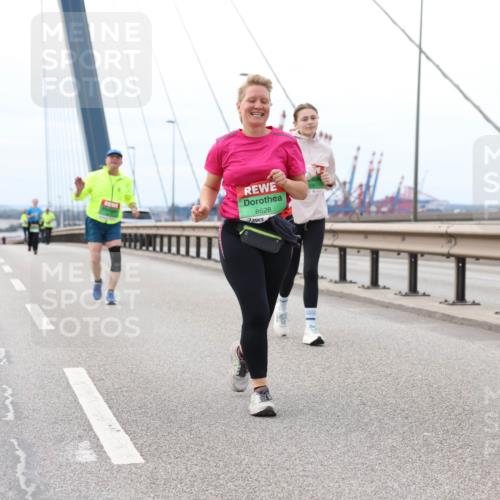 03.10.2025 - Köhlbrandbrückenlauf Lena Gebhardt http://msf.ph/oto/9132577 03.10.2025 16:12:05 Position 2 8628 meine-sportfotos.de