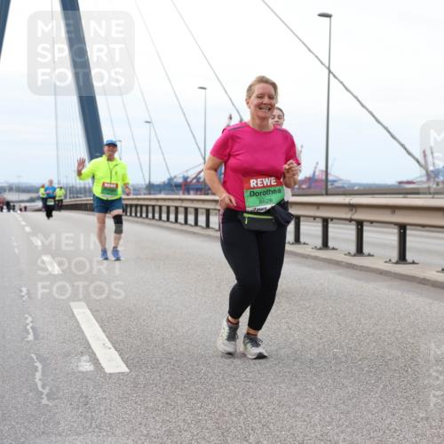 03.10.2025 - Köhlbrandbrückenlauf Lena Gebhardt http://msf.ph/oto/9132581 03.10.2025 16:12:05 Position 2 8628 meine-sportfotos.de